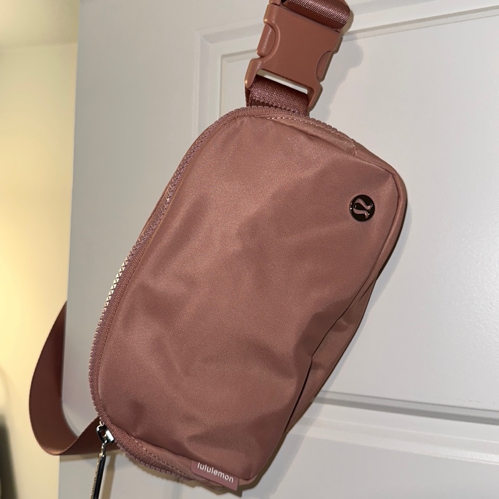 Lululemon Everywhere belt bag